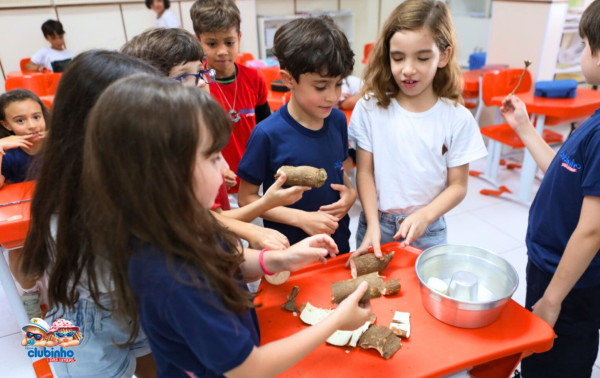 Estudantes do 2º Ano  investigando “Como os povos indígenas fazem parte da nossa história”.